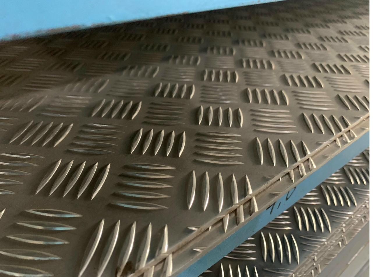Aluminium bordes / checker plate pola anti-selip