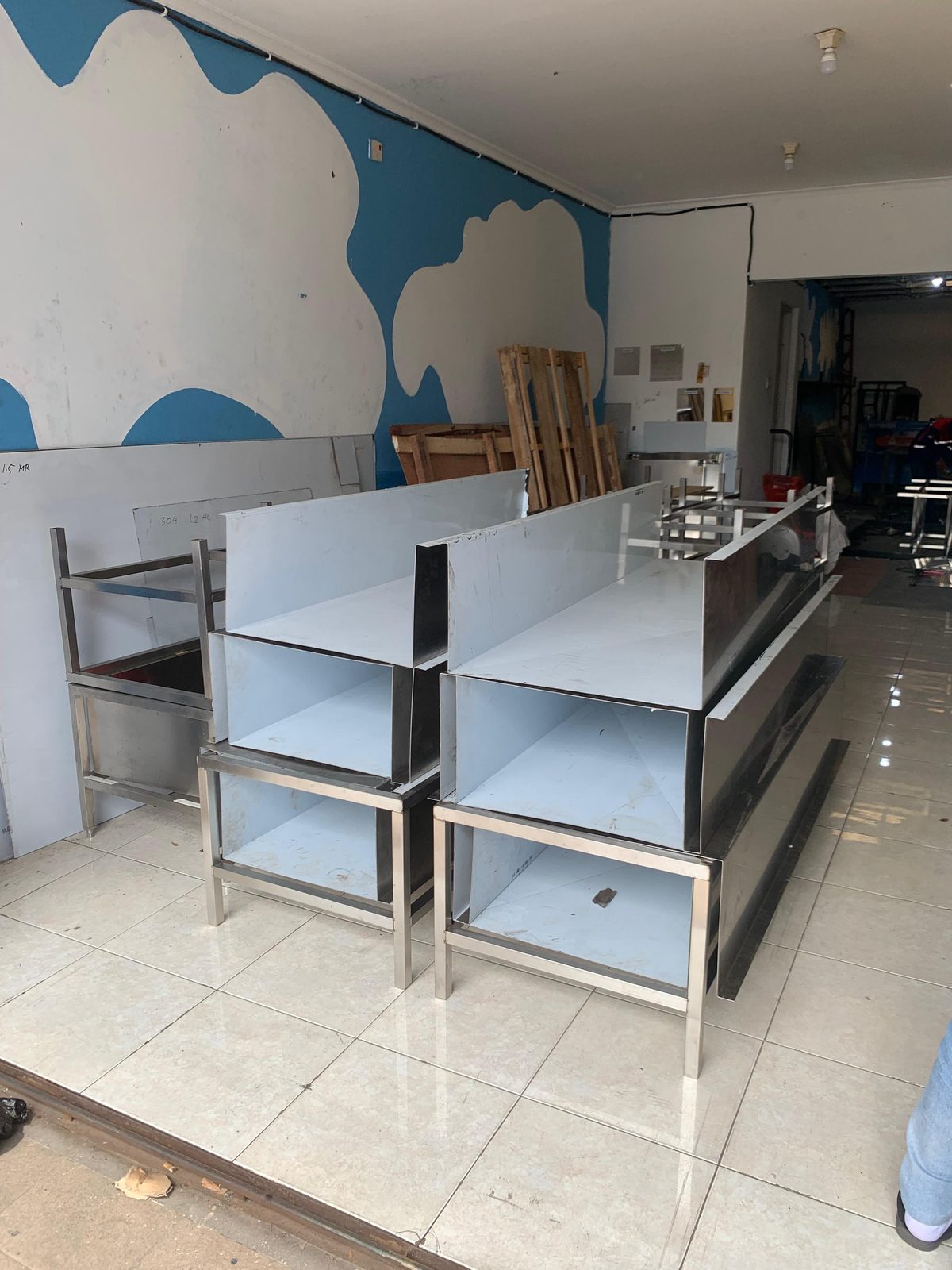 Proyek pemasangan plat stainless steel hairline — Cahaya Pelita Steels Bekasi